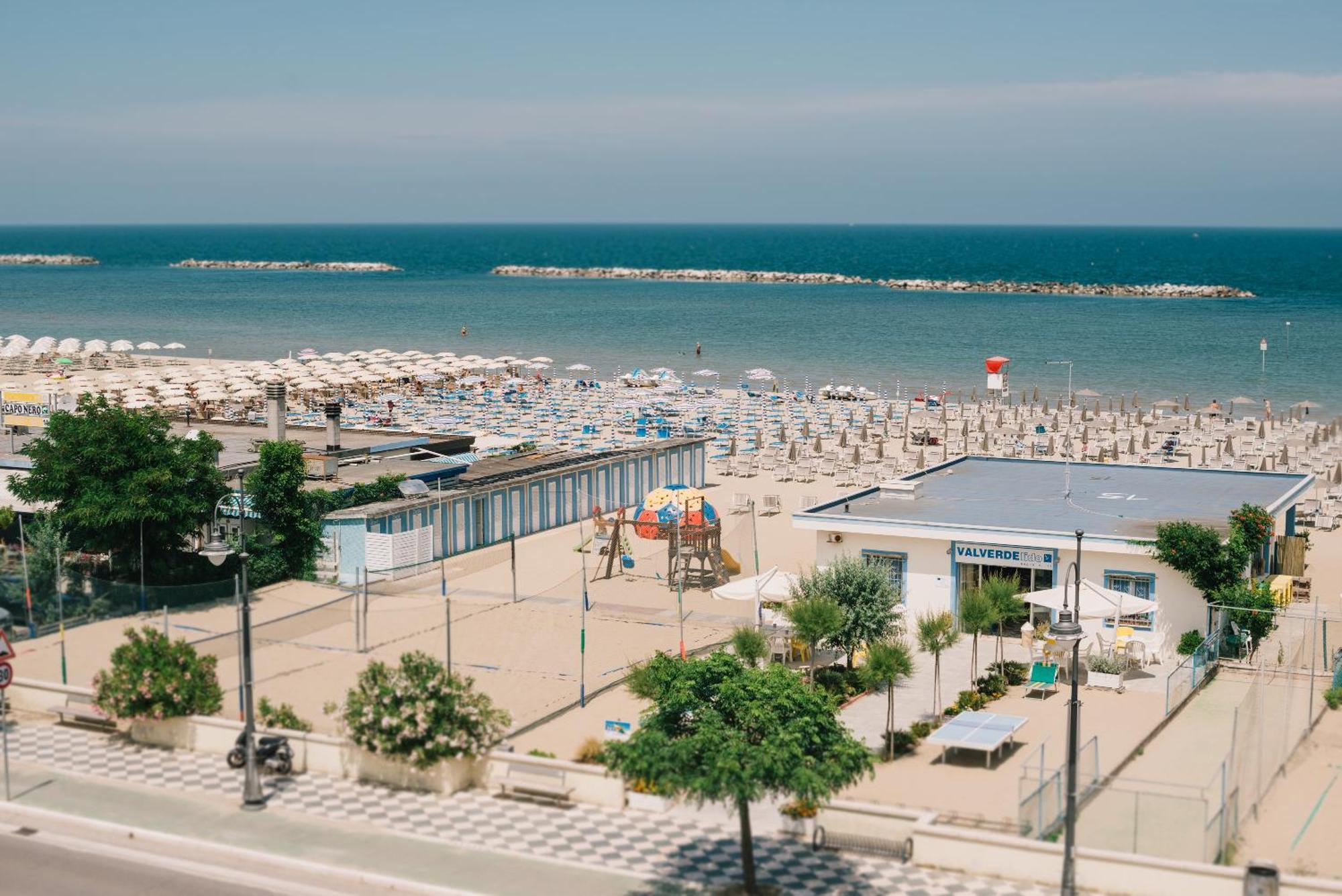 Hotel Valverde & Residenza Чезенатико Екстериор снимка