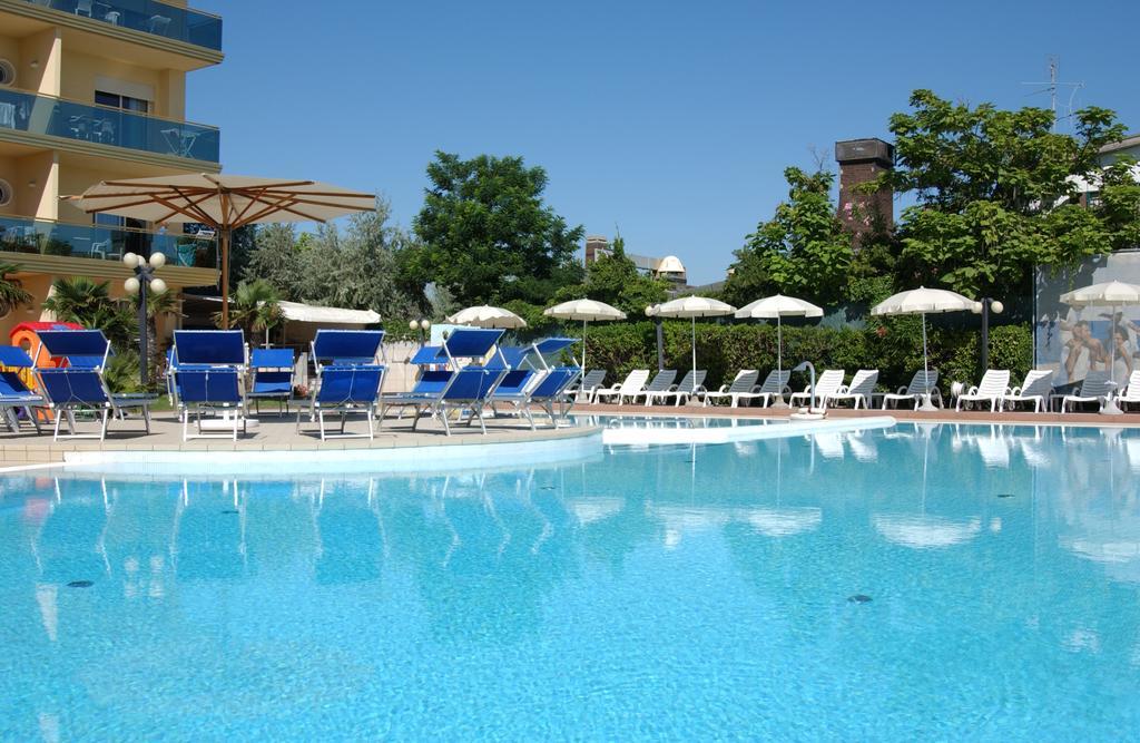 Hotel Valverde & Residenza Чезенатико Екстериор снимка