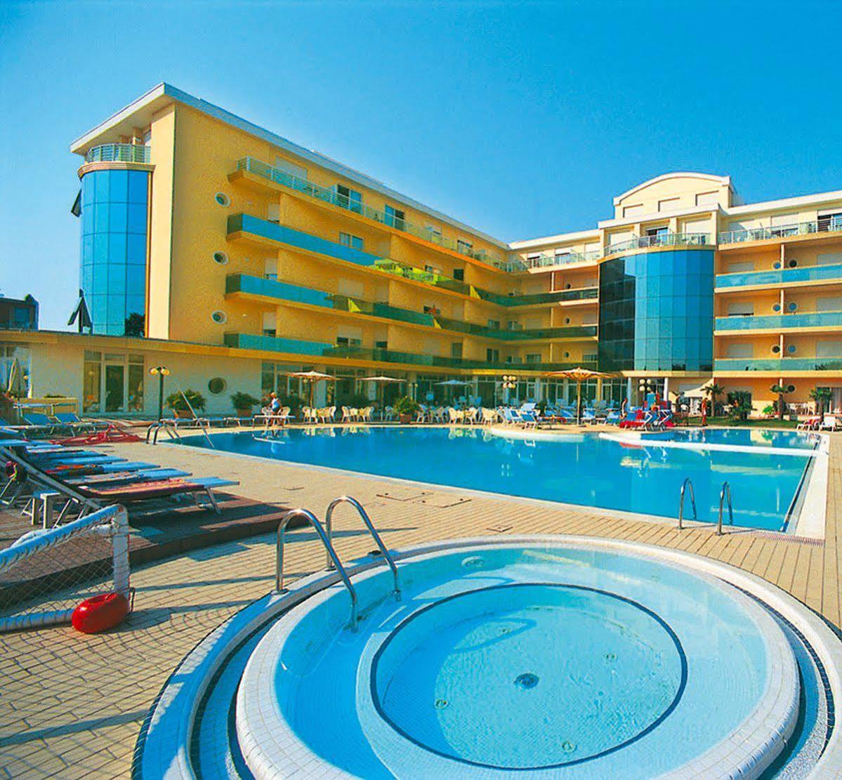 Hotel Valverde & Residenza Чезенатико Екстериор снимка