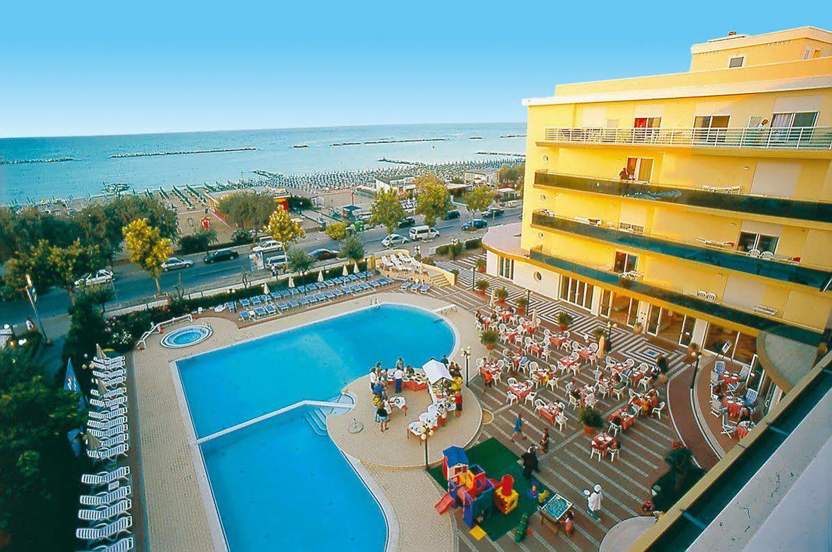 Hotel Valverde & Residenza Чезенатико Екстериор снимка