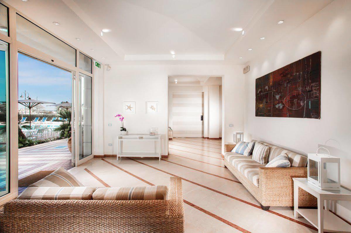 Hotel Valverde & Residenza Чезенатико Екстериор снимка