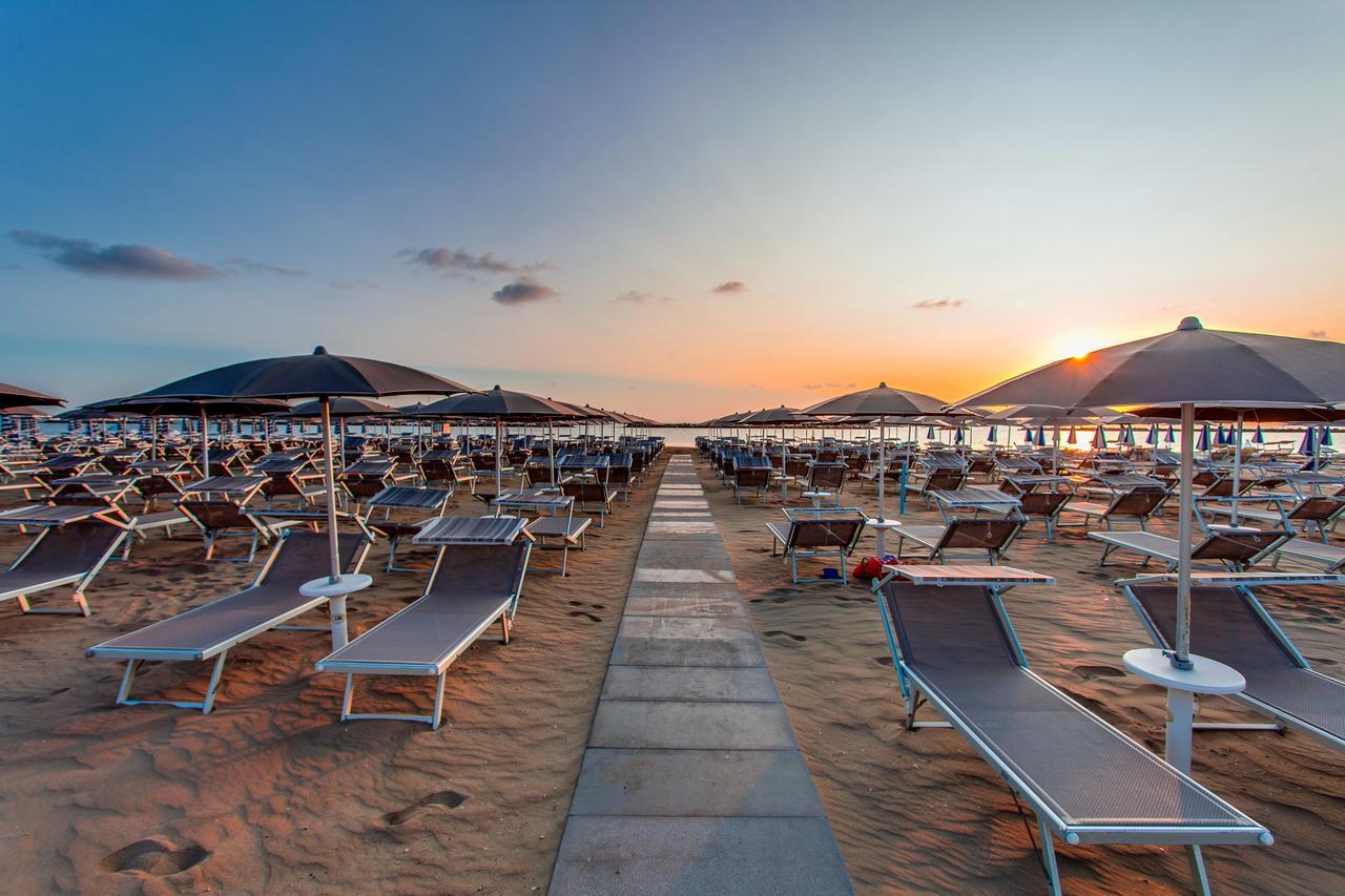 Hotel Valverde & Residenza Чезенатико Екстериор снимка