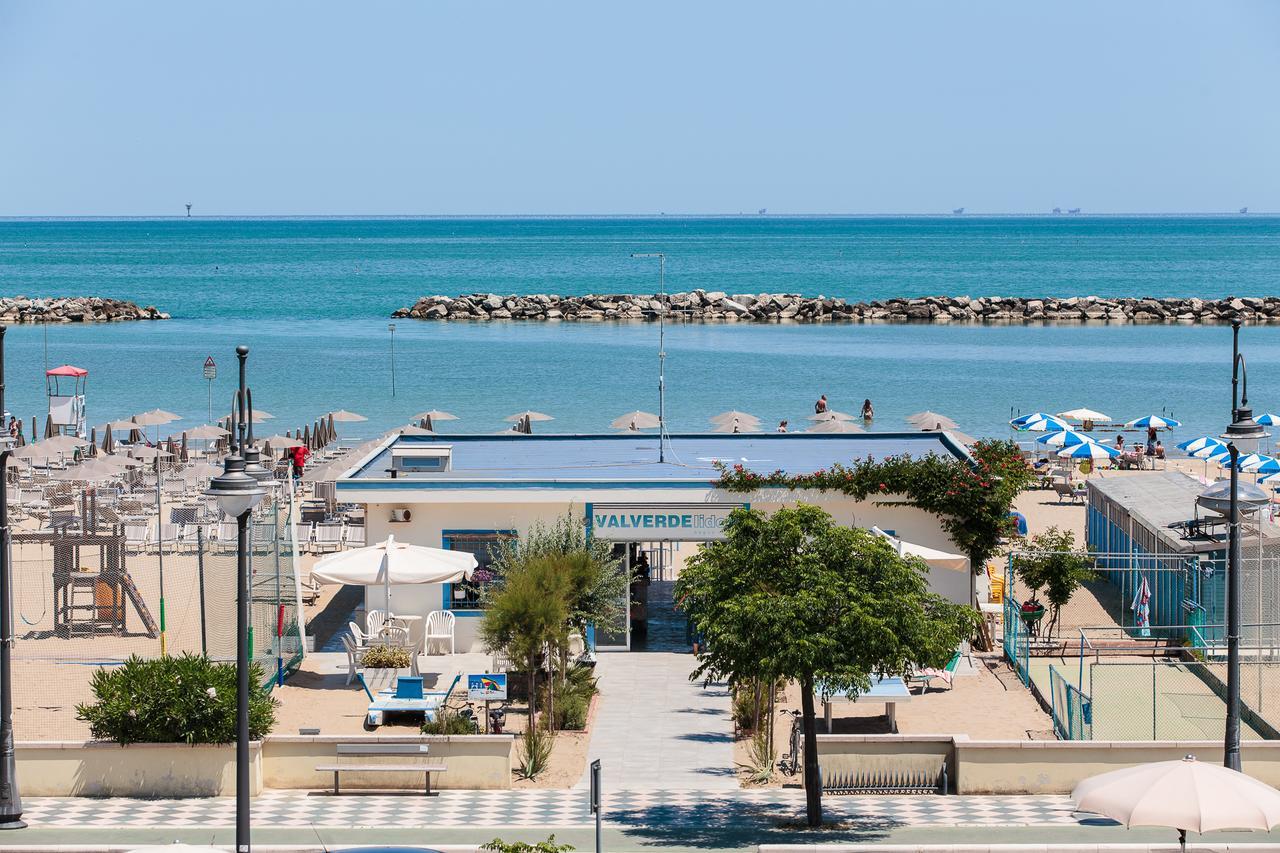 Hotel Valverde & Residenza Чезенатико Екстериор снимка